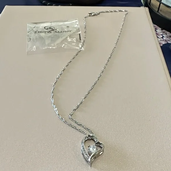 Elegant Silver Heart Necklace - Picture 3 of 4